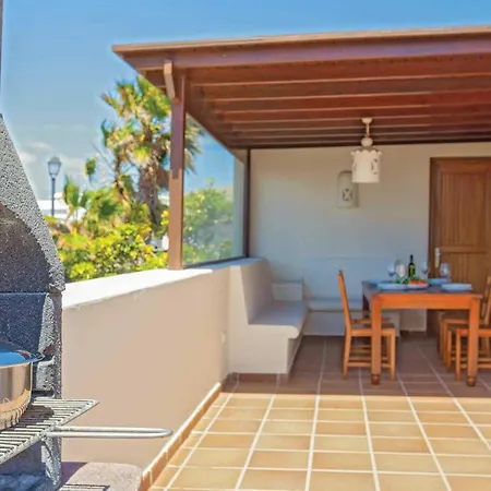 Playa Blanca Sleeps 4 Air Con Wifi Villa