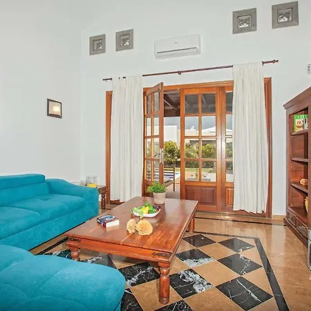 Playa Blanca Sleeps 4 Air Con Wifi Villa